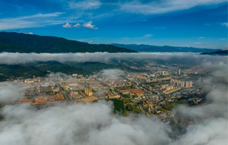 (miniature) Photo aérienne prise le 8 décembre 2022 de la mer de nuages au-dessus du district autonome Wa de Cangyuan