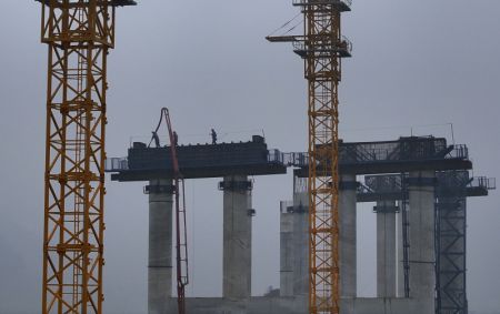 (miniature) Des ouvriers travaillent sur le chantier de construction d'une autoroute reliant Yufeng et Yizhou dans la région autonome Zhuang du Guangxi (sud de la Chine)