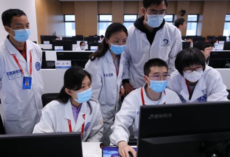 (miniature) Le personnel technique travaille au Centre de contrôle aérospatial de Beijing