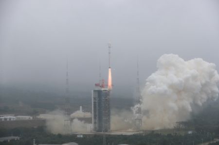 (miniature) Une fusée porteuse Longue Marche-2D transportant le satellite Beijing-3B décolle depuis le Centre de lancement de satellite de Taiyuan