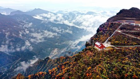 (miniature) Photo aérienne de la zone touristique de Longtoushan à Hanzhong