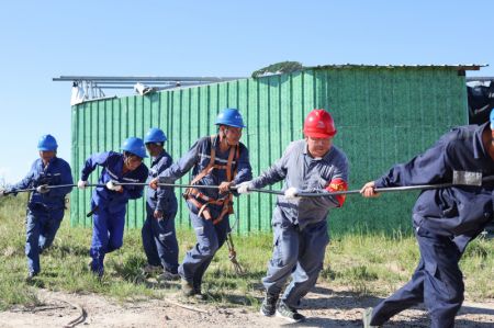 (miniature) Des ouvriers de maintenance travaillent dans le bourg de Longlou de la ville de Wenchang