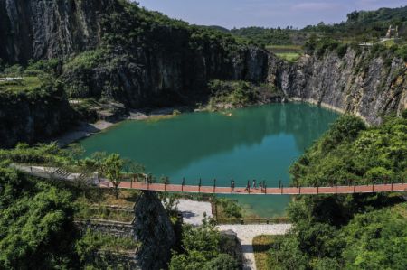 (miniature) Des touristes dans le parc minier du mont Tongluo dans le bourg de Shichuan à Yubei