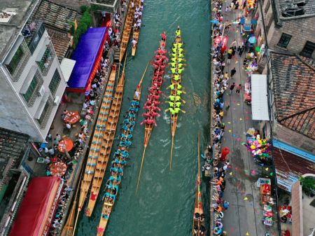 (miniature) Une course nocturne de bateaux-dragons est organis&eacute;e pour c&eacute;l&eacute;brer la f&ecirc;te des Bateaux-Dragons dans le village de Sanxi