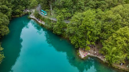 (miniature) Photo aérienne d'un véhicule circulant dans le bourg de Xiaoqikong du district de Libo