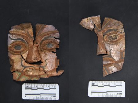 (miniature) Une photo d'archives non datée montre des morceaux d'ornements faciaux déterrés sur le site du tombeau de Sangmda Lungga dans le district de Zanda de la préfecture de Ngari
