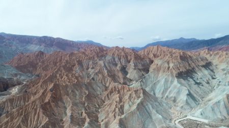 (miniature) Photo aérienne prise le 5 juin 2020 montre une vue des reliefs de Danxia