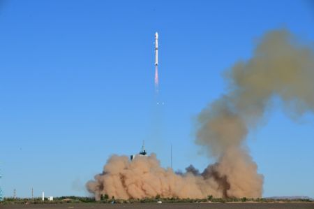 (miniature) Une fusée Longue Marche-4C transportant le satellite Fengyun-3E (FY-3E) décolle depuis le Centre de lancement de satellites de Jiuquan