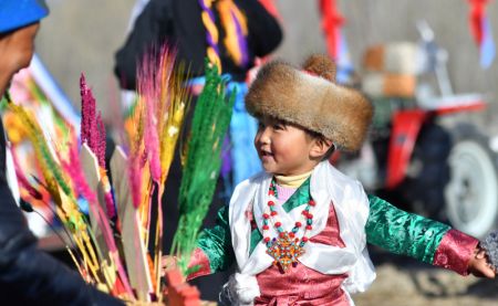 (miniature) Une jeune fille participe à une cérémonie marquant le début des labours de printemps à Shannan
