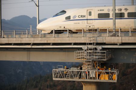 (miniature) Des ouvriers chargés de la maintenance travaillent sur le grand pont de la rivière Xixi du chemin de fer Chengdu-Guiyang dans la province du Guizhou (sud-ouest)