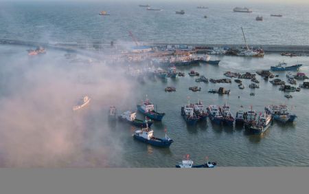 (miniature) Photo aérienne de bateaux de pêche dans un port à Putian