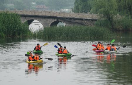 (miniature) Des touristes font du kayak dans le lac Qinhu à Taizhou