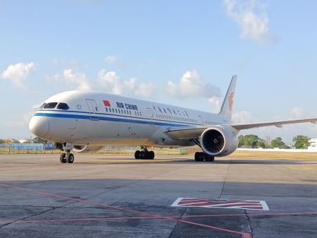 (miniature) Photo prise le 17 mai 2024 montrant le premier vol de reprise des liaisons aériennes entre Cuba et la Chine à l'aéroport international Jose Marti de La Havane