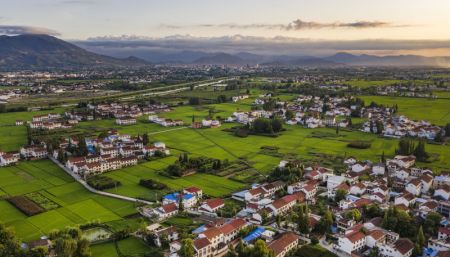 (miniature) Photo aérienne d'une vue à proximité des terres humides Hanjiang à Hanzhong