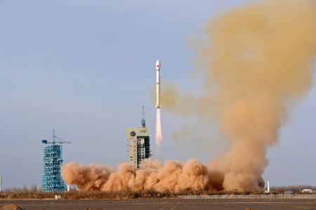 (miniature) Une fusée Longue Marche-4C transportant un nouveau satellite de télédétection de la série Yaogan-34 décolle du Centre de lancement de satellites de Jiuquan