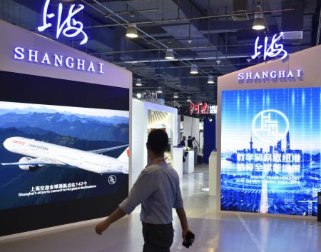 (miniature) Un homme marche dans une zone d'exposition lors du Salon international du commerce des services de Chine (CIFTIS) 2021 à Beijing