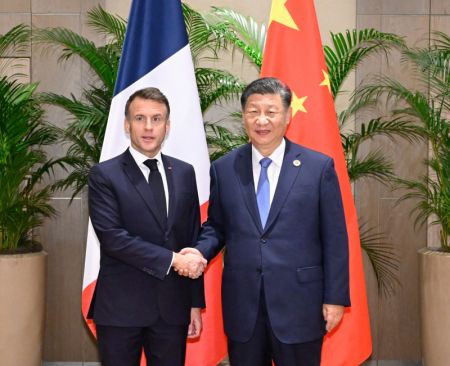 (miniature) Le président chinois Xi Jinping rencontre son homologue français Emmanuel Macron en marge du sommet des dirigeants du G20 à Rio de Janeiro