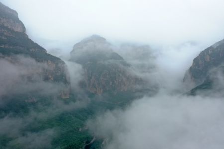 (miniature) Une mer de nuages dans le site touristique des monts Yunmeng