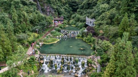 (miniature) Photo prise par un drone de touristes au Parc national des zones humides du lac Minghu dans l'arrondissement de Zhongshan de la ville de Liupanshui