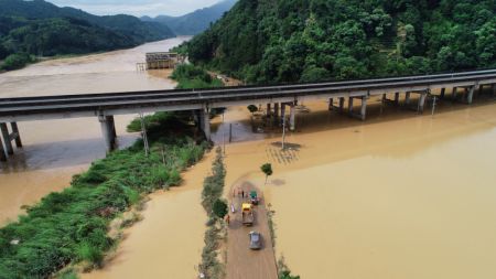 (miniature) Photo prise par un drone d'une zone inondée du bourg de Dongping