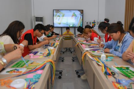 (miniature) Des habitants s'exercent à la fabrication d'oeuvres d'art en paperolles dans un atelier culturel et créatif de l'arrondissement de Wenjiang