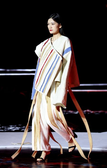 (miniature) Un mannequin pr&eacute;sente une cr&eacute;ation lors d'un salon du design sur le style indig&egrave;ne dans le village ethnique d'Eshan du district de Tonglu