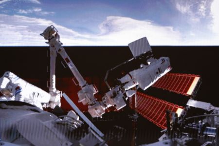 (miniature) Capture d'&eacute;cran r&eacute;alis&eacute;e au Centre de contr&ocirc;le a&eacute;rospatial de Beijing des ta&iuml;konautes Fei Junlong (&agrave; droite) et Zhang Lu (&agrave; gauche) de Shenzhou-15 effectuant des activit&eacute;s extrav&eacute;hiculaires &agrave; l'ext&eacute;rieur du module laboratoire Wentian de la station spatiale chinoise