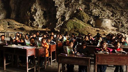 (miniature) Des élèves chinois contraints d'étudier dans une caverne