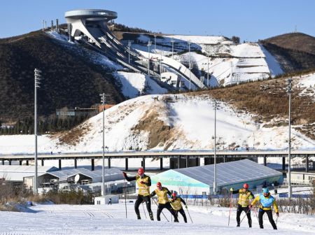 (miniature) Des sportifs participent à une session d'entrainement au Centre national de ski de fond à Zhangjiakou