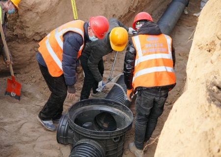 (miniature) Des ouvriers construisent des canalisations sur le site de construction d'un centre d'isolement à Shijiazhuang