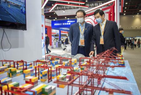(miniature) Des gens visitent la 18e édition de l'Exposition et Forum international de l'optoélectronique de la Chine (Optics Valley)
