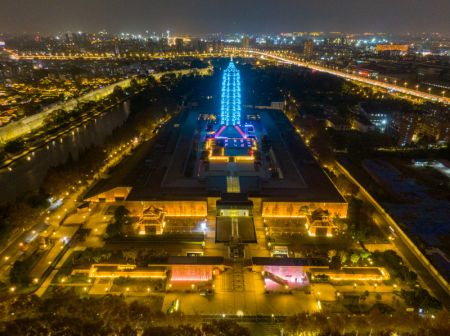 (miniature) Vue a&eacute;rienne de la zone patrimoniale et touristique du Grand Temple Baoen illumin&eacute;e en bleu pour marquer la Journ&eacute;e mondiale de l'enfance