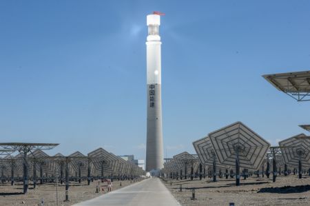 (miniature) Photo prise le 22 août 2021 d'une centrale solaire thermique dans le bourg de Nom à Hami