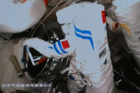 (miniature) Capture d'écran réalisée au Centre de contrôle aérospatial de Beijing du taïkonaute de Shenzhou-14 Chen Dong ouvrant la trappe de la cabine du sas du module laboratoire Wentian de la station spatiale