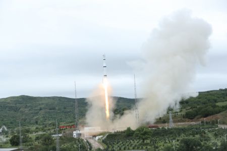 (miniature) Une fusée porteuse Longue Marche-6 transportant 16 satellites décolle du Centre de lancement de satellites de Taiyuan