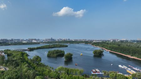 (miniature) Photo aérienne prise le 22 juillet 2023 montre le paysage du lac Nanhu à Tangshan