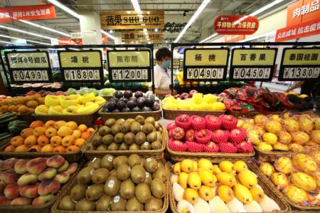 (miniature) Des consommateurs achètent des fruits dans un supermarché de Handan