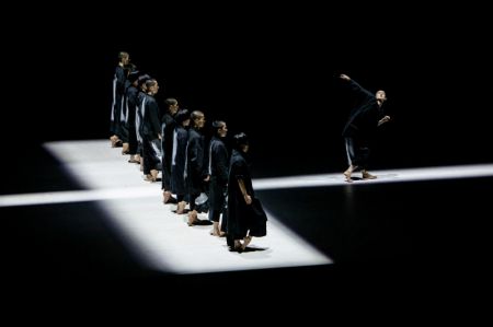 (miniature) Des danseurs du TAO Dance Theater de Chine se produisent lors du 29e Festival international de danse de Kalamata