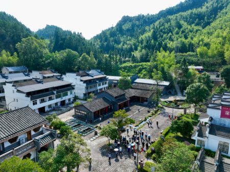 (miniature) Photo de personnes visitant le village de Chongji du district de Taining