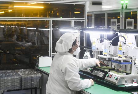 (miniature) Une employée travaille dans l'atelier de production et de contrôle de la qualité des smartphones de Chongqing Transsion Technology Co