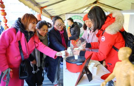 (miniature) Des gens dégustent du thé dans une foire célébrant le Nouvel An chinois à Namur (centre)