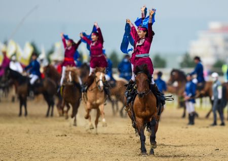 (miniature) Des cavaliers montrent leurs compétences en équitation lors de la cérémonie d'ouverture d'un événement sur la culture équine à Xilinhot