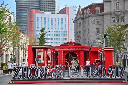 (miniature) Des gens marchent sur la rue Zhongshan de la ville de Qingdao