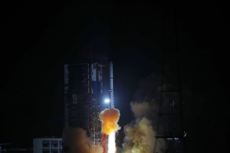 (miniature) Une fusée porteuse Longue Marche-2D transportant le satellite Yaogan-36 décolle depuis le Centre de lancement de satellites de Xichang