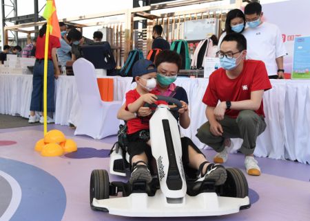 (miniature) Des consommateurs essaient un kart lors d'une animation &agrave; Beijing