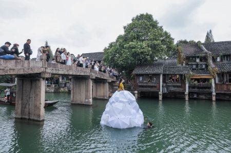 (miniature) Des artistes préparent un opéra sur la rivière lors du 11e Festival du théâtre de Wuzhen de la ville de Tongxiang