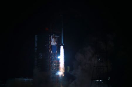 (miniature) Une fusée porteuse Longue Marche-2D transportant le satellite Yaogan-36 décolle du Centre de lancement de satellites de Xichang