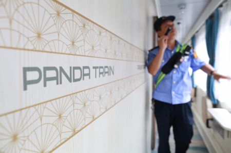 (miniature) Un agent examine les équipements à bord d'un train Panda à Guiyang