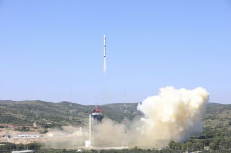 (miniature) Une fusée porteuse Longue Marche-4C transportant le satellite Gaofen-5 02 décolle du Centre de lancement de satellites de Taiyuan