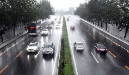 (miniature) Des véhicules roulent sous la pluie dans l'arrondissement de Haidian